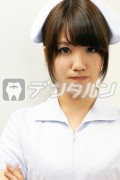 怒っている歯科衛生士 女性 院内