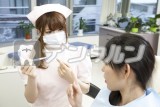 歯磨きを教える歯科衛生士 女性 院内 治療