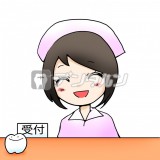 歯医者さんの受付で笑顔の女性