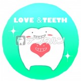 歯を大切に、ラブ＆ティースをテーマに、にかっと笑っているハートと、歯のキャラクターの ロゴ風イラスト