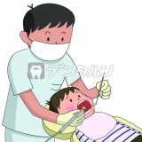 男性歯科医師の治療が始まりました。男の子は素直に大きなお口を開けています