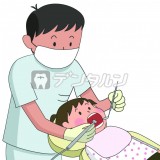 男性歯科医師の治療が始まりました。女の子は素直に大きなお口を開けています