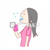 歯磨きをした後にうがいをする女性 by桜子